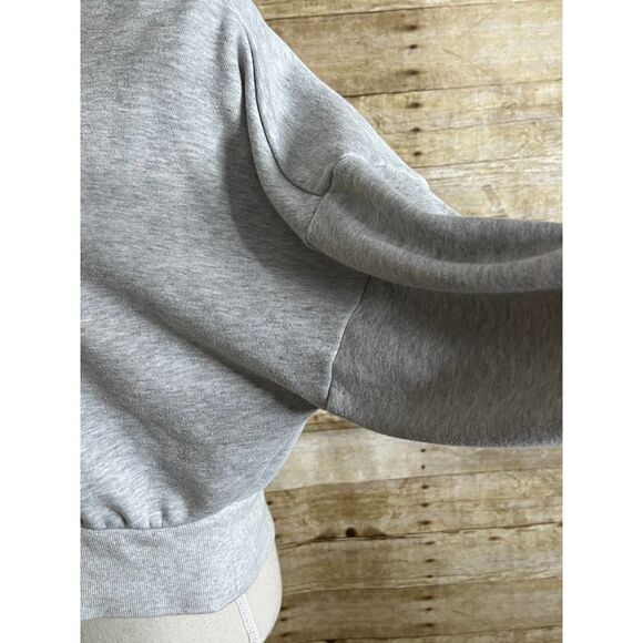 OLD NAVY CROPPED HEATHER GRAY CREWNECK SWEATSHIRT CASUAL ATHLEISURE GYM YOGA - Picture 4 of 5